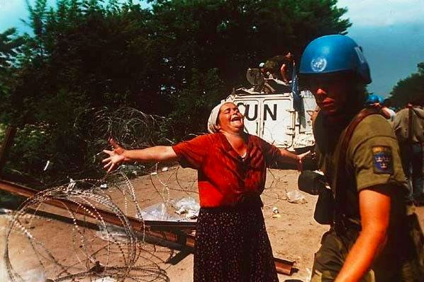 Năm 1993, các lực lượng thuộc Liên Hiệp Quốc bắt đầu tiến vào Nam Tư cũ để thành lập các khu trại tị nạn cho người dân và tìm những bằng chứng cáo buộc về tội ác chiến tranh của các bên tham chiến. Nguồn ảnh: Proboard.