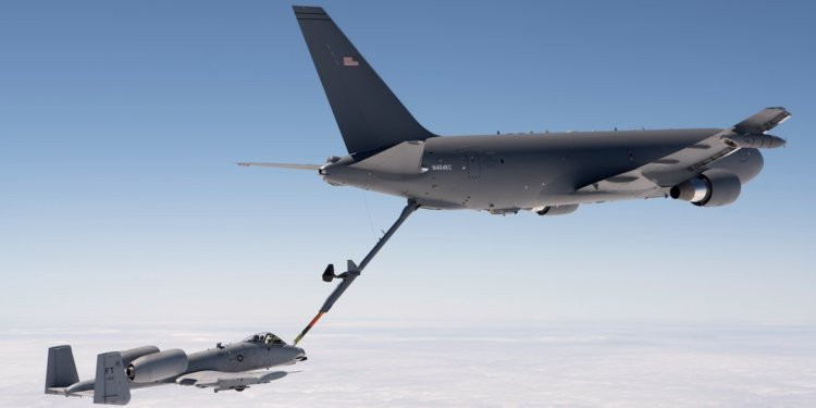Trong tương lai, KC-46 sẽ còn phải kiểm tra lại độ tương thích của mình thêm một lần nữa. Lần này, quá trình kiểm tra độ tương thích sẽ bao gồm việc tiếp nhiên liệu cho F-15, pháo đài bay B-52 và tiếp nhiên liệu cho một chiếc KC-46 khác. Nguồn ảnh: Aviation.