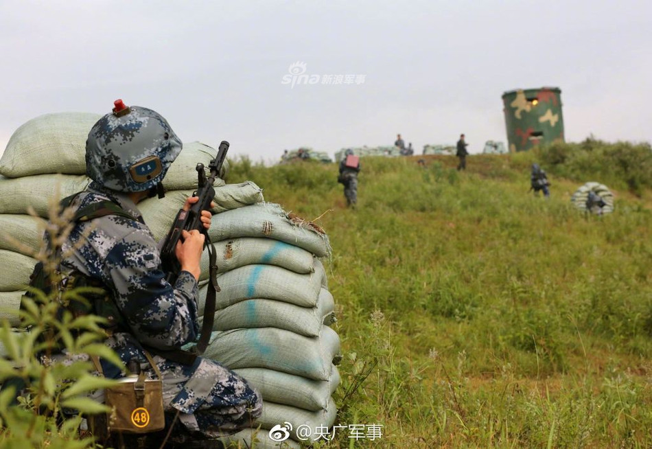 Với "thương vong" thật nằm ngoài mọi kịch bản dự đoán trước của các cấp chỉ huy, người chỉ huy chiến trường phải cực kỳ nhạy bén, tuỳ thuộc vào điều kiện thực tế mà điều quân thay vì điều quân theo các chiến thuật khô khan được học từ trước. Nguồn ảnh: Sina.