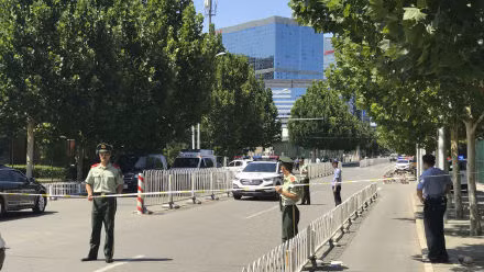 Đường Thiên Trạch - nơi xảy ra vụ việc đã bị phong toả chỉ ít phút sau khi cảnh sát có mặt tại hiện trường. Nguồn ảnh: Weibo.