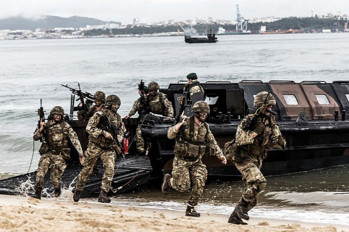 Một trong những lực lượng biệt kích hải quân nguy hiểm nhất thế giới hiện nay là lực lượng Special Boat Service (SBS) của Anh. Được thành lập từ năm 1940, lực lượng đặc nhiệm hải quân đặc nhiệm này tới nay vẫn tích cực hoạt động cùng sự hiện diện của Quân đội Anh trên khắp thế giới. Nguồn ảnh: Wiki.