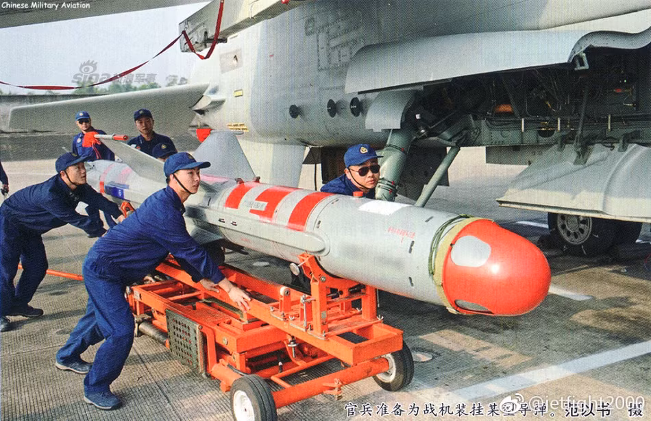 Tên lửa KD-88 (KongDi-88) là một trong những loại tên lửa không đối đất hiện đại và nguy hiểm bậc nhất hiện nay của Không quân Trung Quốc và là cặp bài trùng với các máy bay cường kích JH-7A của nước này. Nguồn ảnh: Sina.