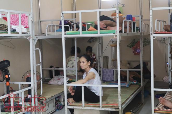 Bà Lê Xuân Thanh (Hà Nội) đưa người nhà lên chữa trị chấn thương do tai nạn giao thông cho biết, phần lớn những người nhập viện tại bệnh viện là những gia đình nông dân khó khăn, viện phí nhiều khi còn khó để xoay xở. Việc có một khu nhà trọ giá rẻ lại sạch sẽ như thế này là sự chia sẻ của bệnh viện đối với bệnh nhân, giúp san sẻ những gánh nặng cùng người bệnh. Bà Lê Xuân Thanh (Hà Nội) đưa người nhà lên chữa trị chấn thương do tai nạn giao thông cho biết, phần lớn những người nhập viện tại bệnh viện là những gia đình nông dân khó khăn, viện phí nhiều khi còn khó để xoay xở. Việc có một khu nhà trọ giá rẻ lại sạch sẽ như thế này là sự chia sẻ của bệnh viện đối với bệnh nhân, giúp san sẻ những gánh nặng cùng người bệnh.