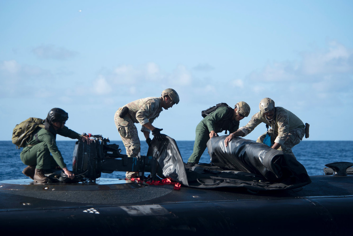 Xuồng máy được bơm hơi ngay trên tàu. Nguồn ảnh: USnavy.