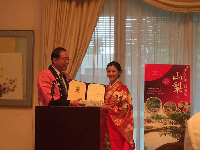 Hồi tháng 10.2017, cô được bầu là Đại sứ Du lịch tỉnh Yamanashi (Nhật Bản) tại Việt Nam.