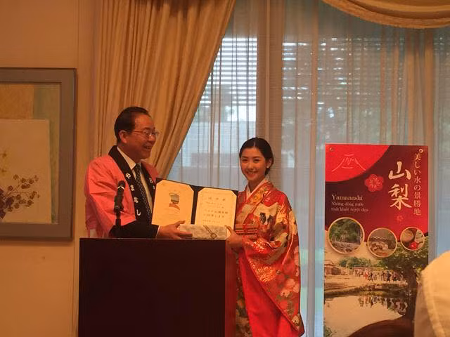 Hồi tháng 10.2017, cô được bầu là Đại sứ Du lịch tỉnh Yamanashi (Nhật Bản) tại Việt Nam.