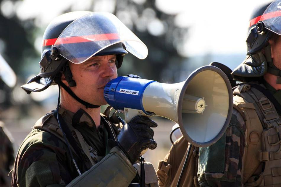 Kêu gọi người quá khích giải tán. Nguồn ảnh: Sina.