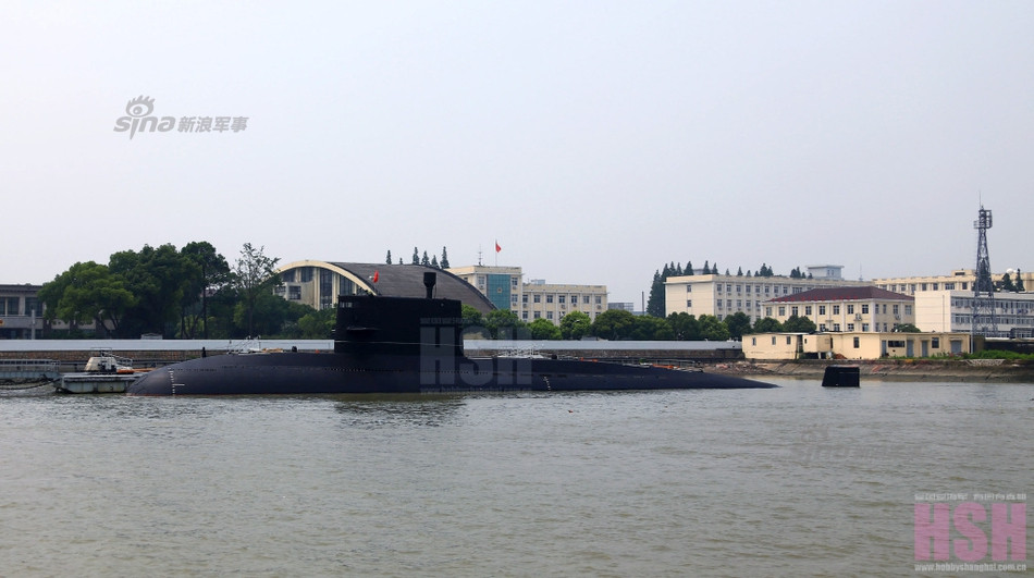 Type 039 được quảng cáo là có khả năng lặn xuống độ sâu lên tới 400 mét. Tuy nhiên nhiều chuyên gia nghi ngờ và cho rằng, với thiết kế của Type 039, nó chỉ có khả năng lặn tối đa xuống độ sâu khoảng 300 mét. Nguồn ảnh: HSH.