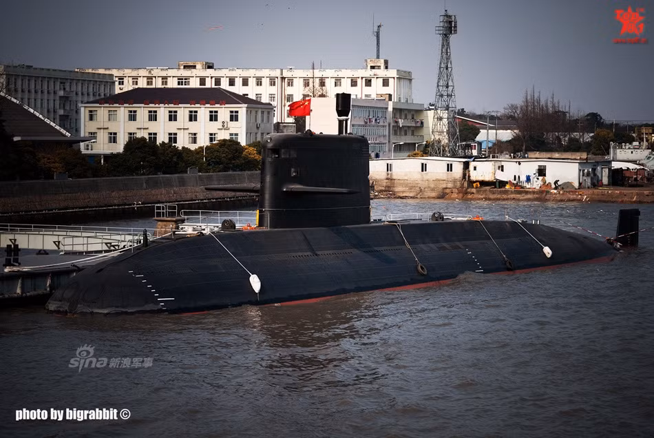 Một trong những điểm yếu chí tử của Type 039 đó là tốc độ di chuyển trên trên mặt nước của nó cực kỳ chậm, chỉ khoảng 12 hải lý trên giờ tương đương với 22 km/h. Tuy nhiên đây là tốc độ trong điều kiện lý tưởng, trên thực tế, tốc độ của nó sẽ chậm hơn tốc độ tối đa lý tưởng này khoảng 20%. Nguồn ảnh: Sina.