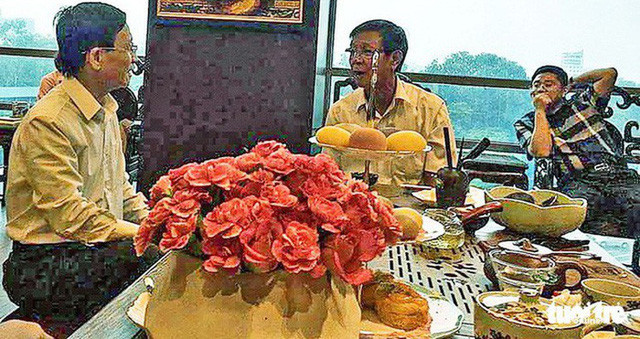 Một bữa ăn của những người liên quan đường dây đánh bạc xuyên quốc gia. Từ trái sang: ông Nguyễn Thanh Hóa (cựu cục trưởng Cục Cảnh sát phòng chống tội phạm sử dụng công nghệ cao), ông Phan Văn Vĩnh (cựu tổng cục trưởng Tổng cục Cảnh sát) và ông Nguyễn Văn Dương (cựu chủ tịch HĐQT Công ty TNHH đầu tư phát triển an ninh công nghệ cao - CNC, bị can cầm đầu đường dây đánh bạc) - Ảnh tư liệu: Tuổi Trẻ