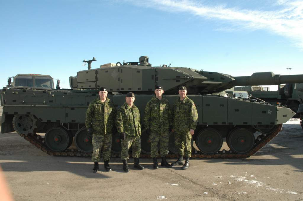 Từ năm 2009, Quân đội Canada bắt đầu được nhận xe tăng Leopard 2 vào biên chế của mình. Đây chính là kẻ đã đẩy Leopard 1C2 của Canada vào cảnh bán không ai mua, cho chưa chắc đã có người nhận nhưng mang ra để làm bia tập bắn cũng không ai nỡ. Nguồn ảnh: Newsim.