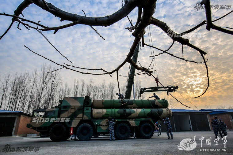 Tới nay, dù đã có trong tay những dàn tên lửa S-400 hiện đại nhất thế giới nhưng các tên lửa S-300 và HQ-9 của Trung Quốc vẫn được coi là "hạt nhân" trong hệ thống phòng thủ vùng trời của nước này do chúng có số lượng nhiều hơn nhiều lần so với S-400 đời mới. Nguồn ảnh: Sina.