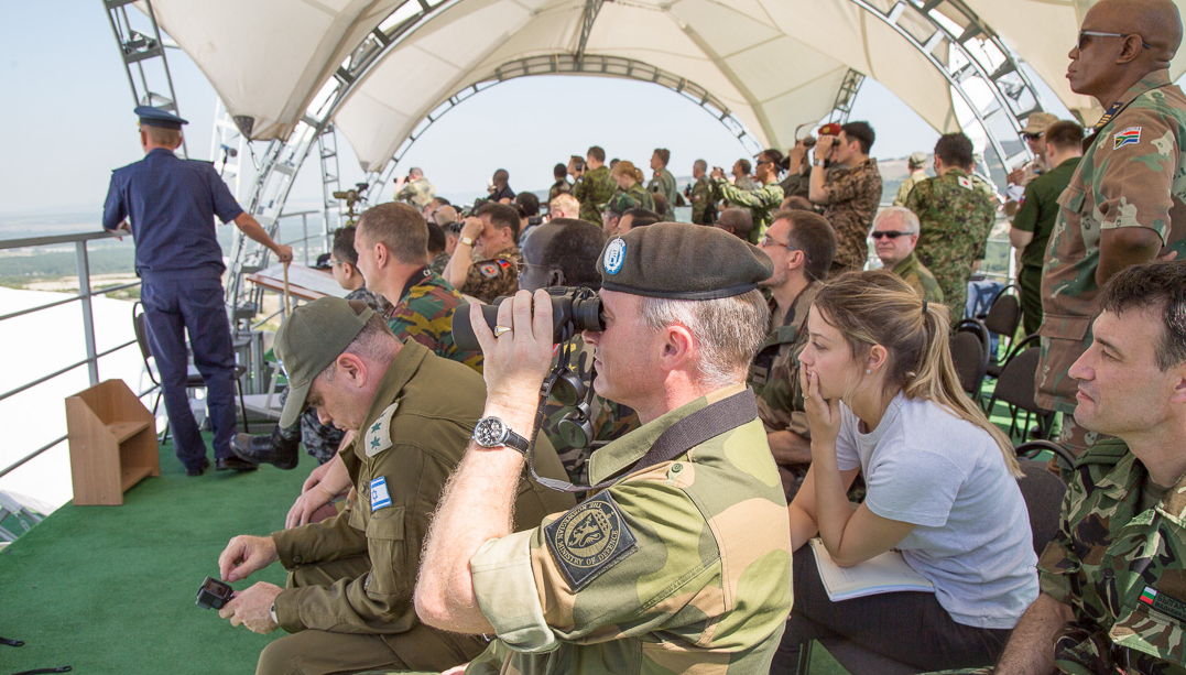 Rất nhiều tùy viên quân sự, nhân viên quân sự tới từ nhiều quốc gia trên thế giới đã có mặt để quan sát cuộc tập trận này. Hầu hết là đến từ châu Âu, châu Á và cả châu Mỹ. Nguồn ảnh: Milru.