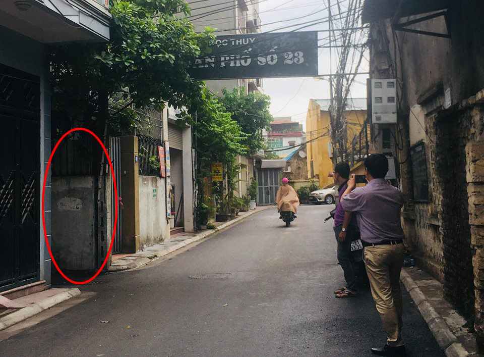 Gần con ngõ (vòng tròn đỏ) nơi Đình thuê trọ có camera giám sát nhưng gia đình chủ nhà từ chối cho người thân Đình xem. Gần con ngõ (vòng tròn đỏ) nơi Đình thuê trọ có camera giám sát nhưng gia đình chủ nhà từ chối cho người thân Đình xem.