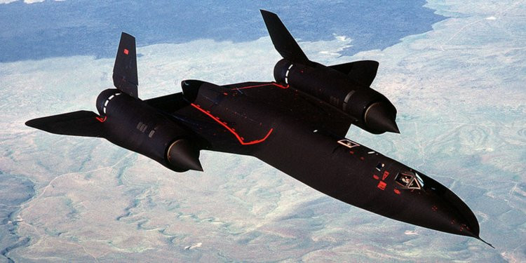 Kỷ lục về độ cao tối đa mà SR-71 có thể vươn lên được là 85.000 feet - tương đương với khoảng 22 km so với mực nước biển. Vào thời này, đây là độ cao tối đa quá bình thường với nhiều loại máy bay nhưng vào năm 1976 khi kỷ lục này được xác lập, tên lửa phòng không của Liên Xô cũng ít loại với được tới độ cao này. Nguồn ảnh: Archive.