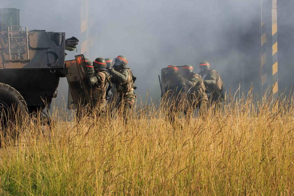 Lực lượng chống bạo động của Quân đội Pháp huy động cả xe thiết giáp vào cuộc tập trận này. Nguồn ảnh: Sina.