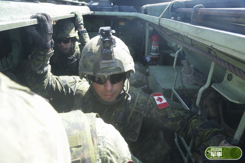 Binh lính Canada trên phương tiện thiết giáp chở quân lội nước chuẩn bị tràn vào bờ biển trong cuộc tập trận đổ bộ đường biển diễn ra vào buổi sáng ngày thứ hai của cuộc tập trận RIMPAC. Nguồn ảnh: Junshi.