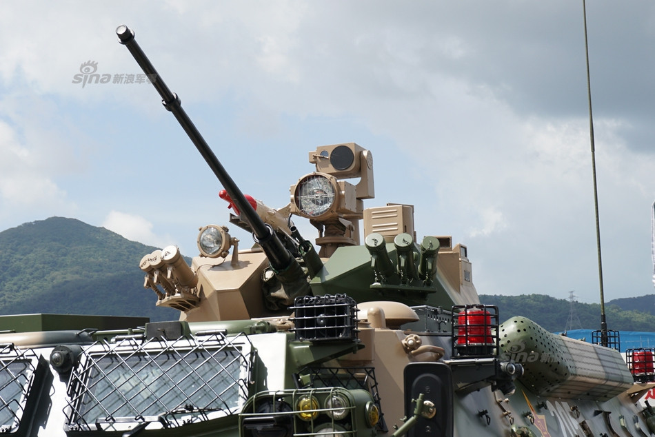 Cận cảnh dàn hỏa lực của xe thiết giáp Type 92 được Trung Quốc trình bày trong cuộc triển lãm lần này. Nguồn ảnh: Sina.