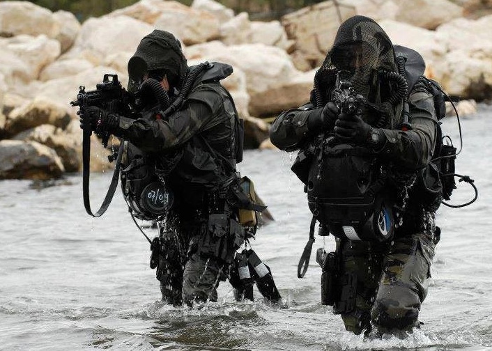 Cuối cùng là lực lượng đặc nhiệm Hải quân Pháp. Được ra đời vào năm 1942 - trong tình cảnh nước Pháp đã mất, lực lượng đặc nhiệm hải quân này nổi bật với nỗ lực do thám, trinh sát và tấn công vào những khu vực bị Đức chiếm đóng. Nguồn ảnh: Pinterest.