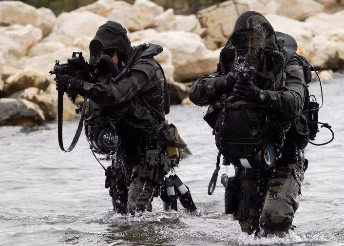 Cuối cùng là lực lượng đặc nhiệm Hải quân Pháp. Được ra đời vào năm 1942 - trong tình cảnh nước Pháp đã mất, lực lượng đặc nhiệm hải quân này nổi bật với nỗ lực do thám, trinh sát và tấn công vào những khu vực bị Đức chiếm đóng. Nguồn ảnh: Pinterest.