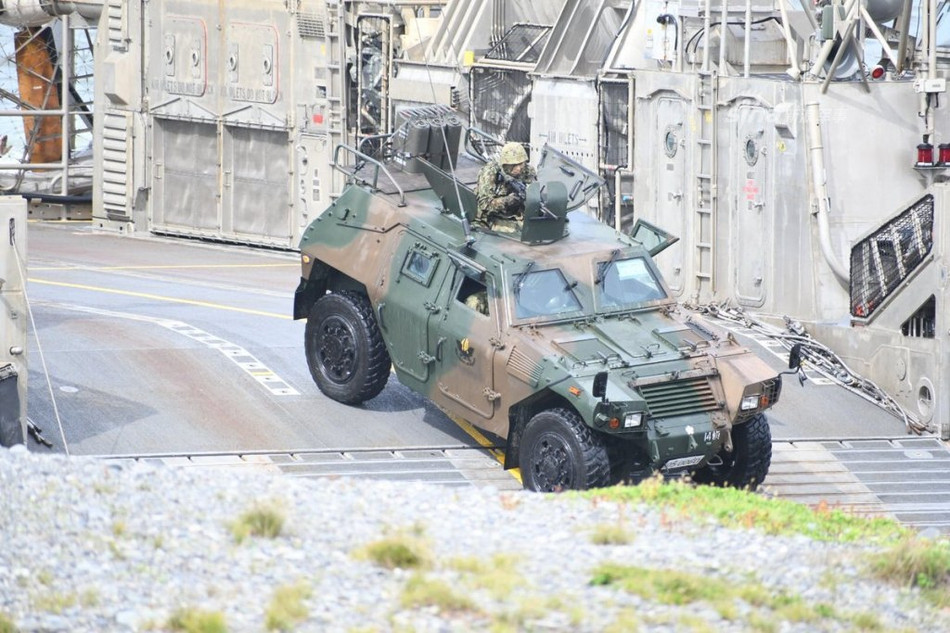 Cụ thể, Lực lượng Phòng vệ Nhật Bản đang tăng cường các hoạt động huấn luyện đổ bộ đường biển với sự tham gia của những tàu đệm khí cỡ lớn và các loại phương tiện thiết giáp hiện đại. Nguồn ảnh: Sina.