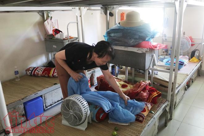 Bà Nguyễn Thị Dương một bệnh nhân chạy thận cho biết, trước đây 2 mẹ con phải thuê trọ rất xa bệnh viện, khó khăn cho việc đi lại. Nay có khu nhà trọ này bà tiện lợi hơn rất nhiều mà lại rất rẻ. Bà Nguyễn Thị Dương một bệnh nhân chạy thận cho biết, trước đây 2 mẹ con phải thuê trọ rất xa bệnh viện, khó khăn cho việc đi lại. Nay có khu nhà trọ này bà tiện lợi hơn rất nhiều mà lại rất rẻ.