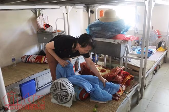 Bà Nguyễn Thị Dương một bệnh nhân chạy thận cho biết, trước đây 2 mẹ con phải thuê trọ rất xa bệnh viện, khó khăn cho việc đi lại. Nay có khu nhà trọ này bà tiện lợi hơn rất nhiều mà lại rất rẻ.