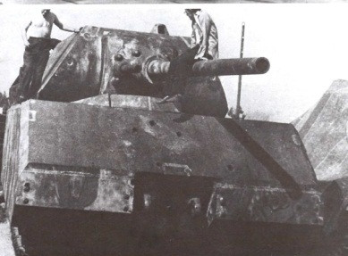 Thực tế do sản xuất quá tốn kém và vận hành quá khó khăn, xe tăng hạng siêu nặng Panzer VIII đã chưa từng được tham chiến trên chiến trường. Cuối chiến tranh, quân Đức đã tự phá hủy một chiếc bản thử nghiệm (chiếc có đầy đủ tháp pháo) trước khi rút chạy. Nguồn ảnh: Tankpedia.