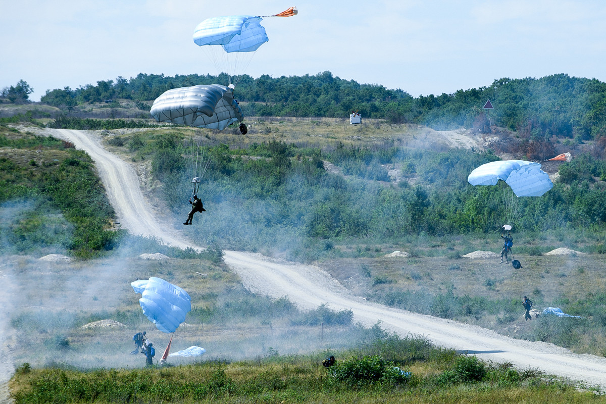 Chỉ tính riêng phía Nga, nước này đã huy động tới 700 lính dù thuộc Trung đoàn Dù Cossack. Kèm theo đó là 250 lính dù của Belarus và 50 lính của Serbia - tổng cộng tới 1000 lính dù. Nguồn ảnh: Milru.