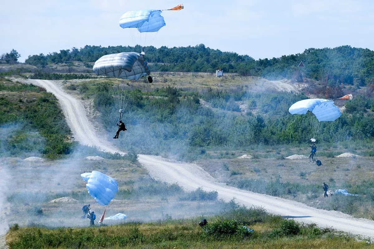 Chỉ tính riêng phía Nga, nước này đã huy động tới 700 lính dù thuộc Trung đoàn Dù Cossack. Kèm theo đó là 250 lính dù của Belarus và 50 lính của Serbia - tổng cộng tới 1000 lính dù. Nguồn ảnh: Milru.