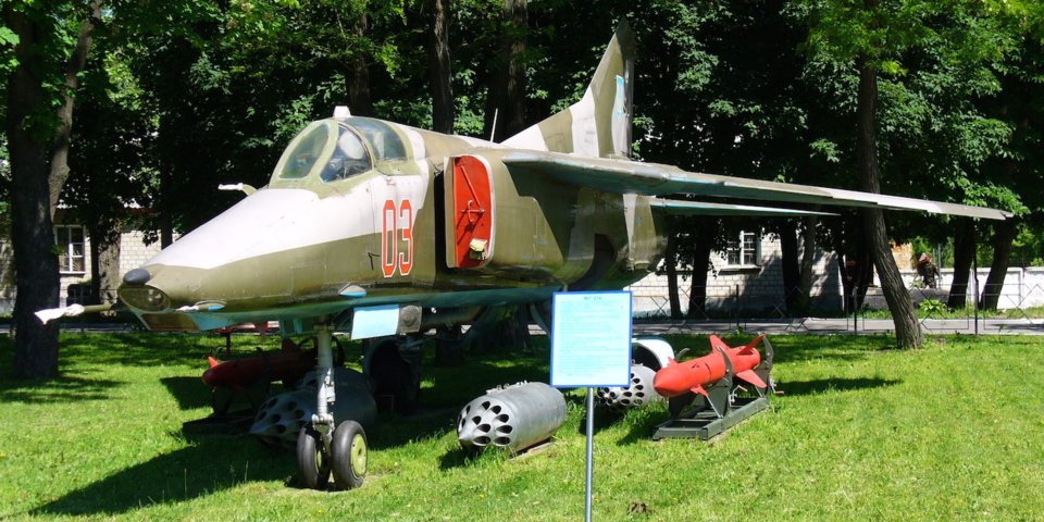 Được phát triển dựa trên cơ sở của chiếc MiG-23, cường kích Liên Xô - MiG-27 ra đời vào những năm cuối của Chiến tranh Lạnh khiến cả phương Tây toát mồ hôi hột. Nguồn ảnh: Wiki.
