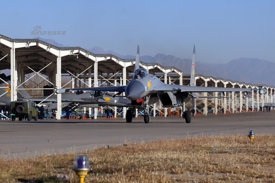 Được phát triển từ dòng chiến đấu cơ thành công nhất lịch sử thế giới là Su-27, J-11 không những là chiến đấu cơ của Không quân Trung Quốc mà còn có bản cải tiến chuyên sử dụng trên tàu sân bay là J-15 của Không quân Hải quân Trung Quốc. Nguồn ảnh: Sina.