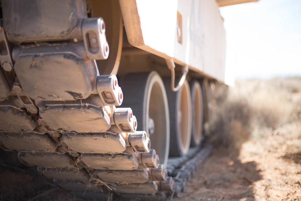 Ngược lại, T-90 lại có dự trữ hành trình lớn hơn so với M1A2 đơn giản vì nó nhẹ hơn và chứa được nhiều nhiên liệu hơn. Cụ thể, M1A2 có dự trữ hành trình khoảng 460 km nhưng T-90 có dự trữ hành trình lên tới 550 km khi chưa gắn thêm bình xăng phụ. Nguồn ảnh: BI.