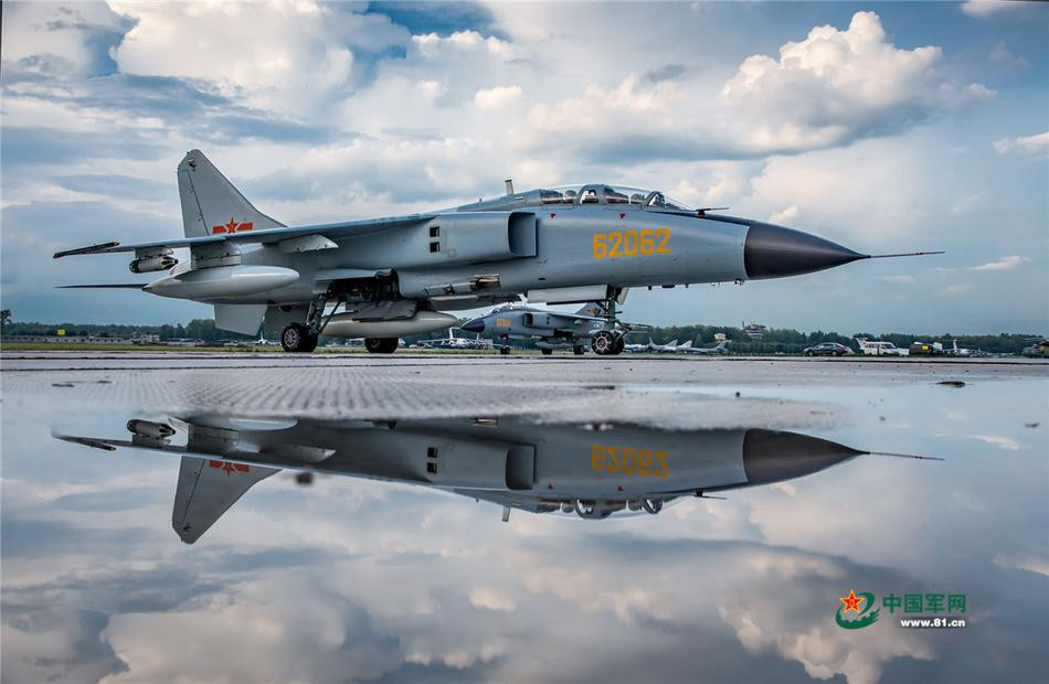 Tiêm kích - bom JH-7A trên đất Nga. Nguồn ảnh: 81cn.