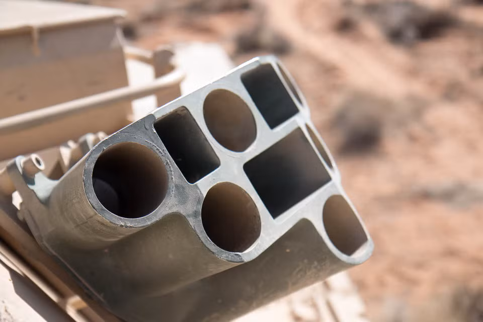 Cận cảnh hệ thống phóng lựu đạn khói để thoát hiểm trên xe tăng M1A2 Abrams. Nguồn ảnh: BI.