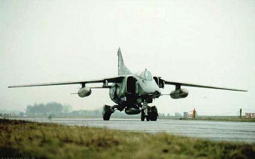 Trong khi A-10 của Mỹ chọn loại GAU-8 với cơ số đạn 1174 viên cỡ 30mm làm vũ khí chính thì MiG-27 lại lựa chọn GSh-6-30 sử dụng cỡ đạn 30x165mm với tốc độ bắn lên tới 5000 viên mỗi phút. Điểm yếu nhất của MiG-27 đó là nó chỉ mang được 260 viên đạn pháo - nghĩa là bắn được khoảng 3 giây là hết đạn. Nguồn ảnh: BI.