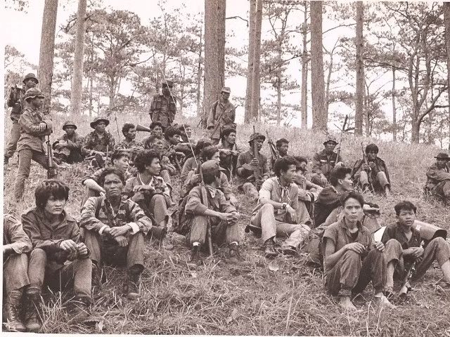 Sau khóa huấn luyện kéo dài nhiều tháng thậm chí là hàng năm trời của tình báo Mỹ, những biệt kích này sẽ được tung ra miền Bắc Việt Nam theo hai kiểu với hai nhiệm vụ khác biệt nhau hoàn toàn. Kiểu thứ nhất là hoạt động theo nhóm, có nhiệm vụ thu thập tin tình báo ở mức chiến thuật, kèm theo đó là phá hoại các hệ thống giao thông, công trình chiến lược của miền Bắc. Nguồn ảnh: Dissc.