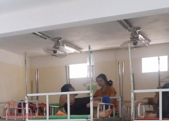 Các giường tầng được trang bị đầy đủ chiếu, màn, hệ thống quạt điện mát mẻ. Giữa tiết trời oi ả, người nhà đi chăm bệnh nhân cũng bớt cực hơn.