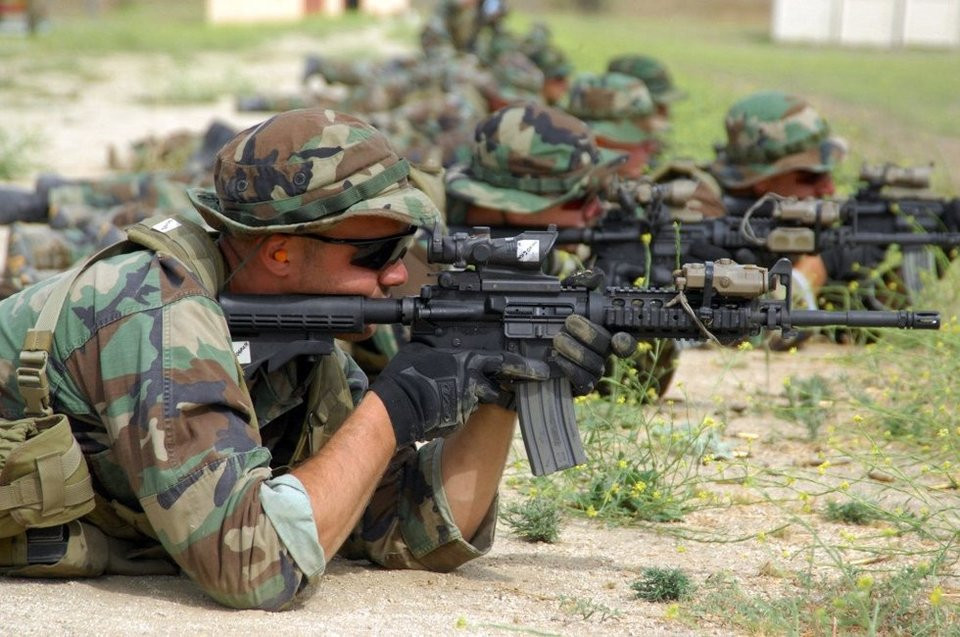 Lớp đặc nhiệm 268, Biệt kích Hải quân Mỹ thực hành bài kiểm tra bắn đạn thật với nhiều khoảng cách khác nhau (tối đa 278 mét) và mọi phát bắn của họ đều phải chính xác tuyệt đối. Lớp đặc nhiệm sơ cấp này kéo dài chỉ 6 tháng trước khi các học viên được chuyển cho các đội biệt kích hải quân huấn luyện. Nguồn ảnh: BI.