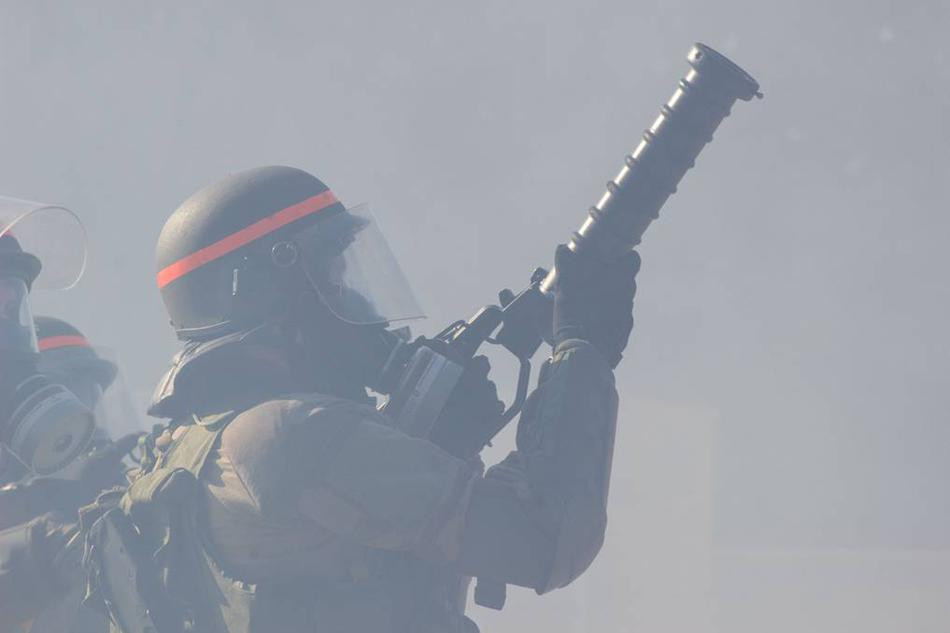 Súng bắn lựu đạn hơi cay. Nguồn ảnh: Sina.