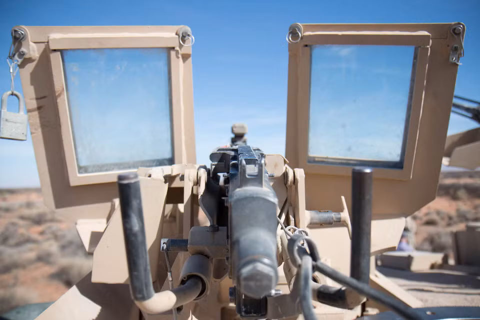 Ngược lại, M1A2 Abrams của Mỹ lại được trang bị động cơ tua-bin có công suất lên tới 1500 mã lực và dù nặng tới gần 70 tấn, chiếc M1A2 Abrams vẫn có khả năng cơ động tốt hơn hẳn xe tăng Nga vì nó có tỷ số sức kéo tối đa lên tới 26,9 sức ngựa cho mỗi tấn trọng lượng. Nguồn ảnh: BI.