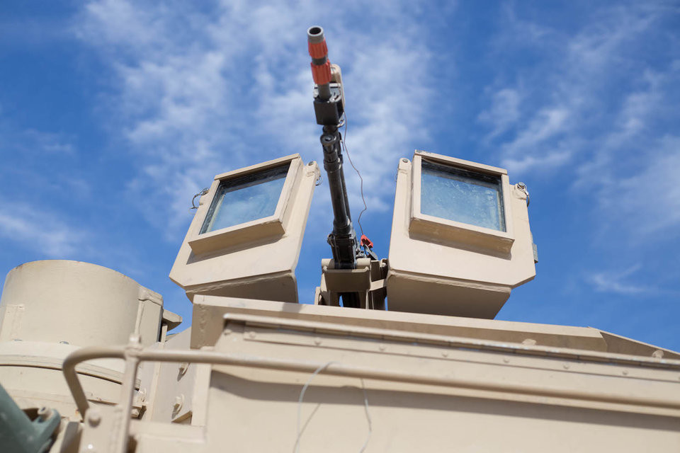 Tiếp đến là cơ số đạn dự trữ. Do sử dụng cỡ nòng nhỏ, chỉ 120mm và có diện tích bên trong lớn hơn hẳn, chiếc M1A2 Abrams của Mỹ có khả năng mang theo tới 42 viên đạn pháo các loại, trong đó có cả các loại đạn pháo được thiết kế chuyên để tấn công xuyên qua hệ thống phòng thủ chủ động của các xe tăng Nga hiện đại ngày nay. Nguồn ảnh: BI.