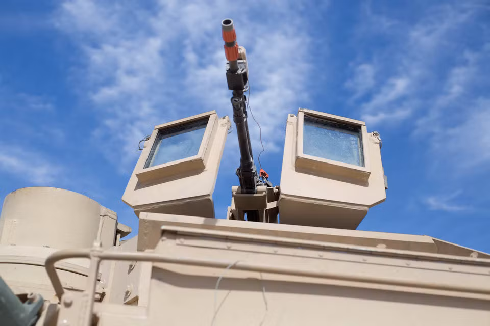 Tiếp đến là cơ số đạn dự trữ. Do sử dụng cỡ nòng nhỏ, chỉ 120mm và có diện tích bên trong lớn hơn hẳn, chiếc M1A2 Abrams của Mỹ có khả năng mang theo tới 42 viên đạn pháo các loại, trong đó có cả các loại đạn pháo được thiết kế chuyên để tấn công xuyên qua hệ thống phòng thủ chủ động của các xe tăng Nga hiện đại ngày nay. Nguồn ảnh: BI.