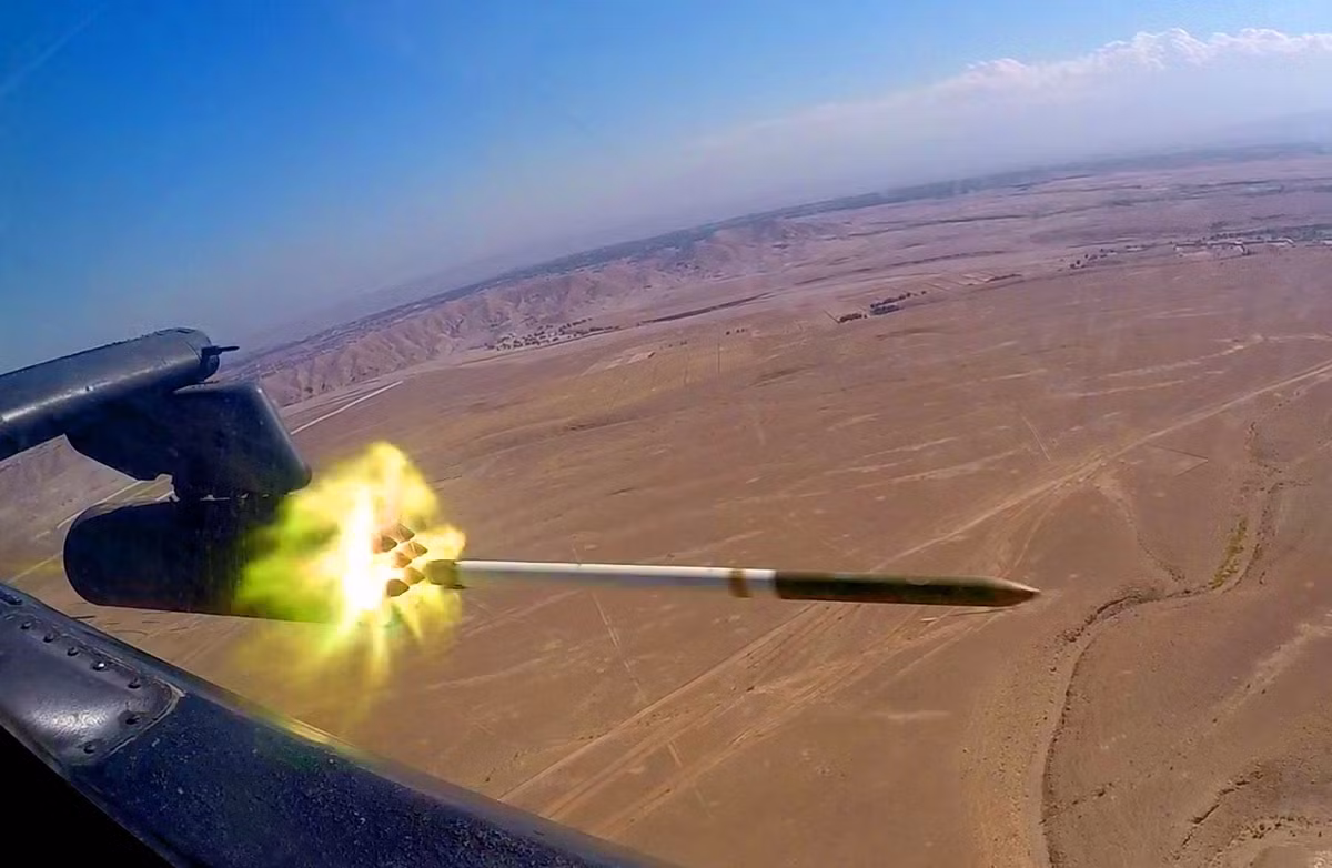 Theo đó, trong các kho dự trữ thông thường của Không quân Mỹ số lượng đạn rocket 70mm Hydra 70 đã gần như về "không" kể cả khi Lầu Năm Góc vừa mới đặt mua hàng ngàn đơn vị mới. Kể cả biến thể dẫn đường của Hydra 70 là APKWS cũng trong tình trạng tương tự. Nguồn ảnh: Pinterest.