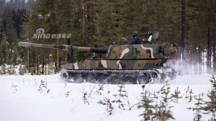 Ngay từ khi nhận được 12 tổ hợp pháo tự hành K9 đầu tiên, phía Estonia đã tiếp tục ngồi vào bàn đàm phán với Hàn Quốc để đặt mua tiếp 12 tổ hợp nữa từ nước này. Nhiều chuyên gia quân sự cho rằng, với tổng cộng 24 tổ hợp pháo tự hành vẫn là chưa đủ cho Estonia và quân đội nước này rất có thể sẽ mua thêm một vài tổ hợp pháo tự hành nữa trong tương lai. Nguồn ảnh: Sina.