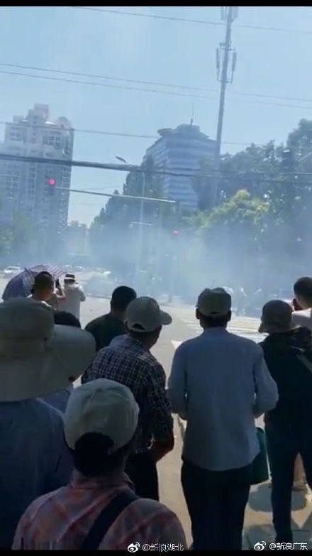 Tới khoảng 14 giờ cùng ngày, phía Đại sứ quán Mỹ tại Trung Quốc đã xác nhận vụ việc xảy ra phía trước phía trước Đại sứ quán Mỹ ở Bắc Kinh và đây là một vụ nổ có chủ đích. Nguồn ảnh: Weibo.