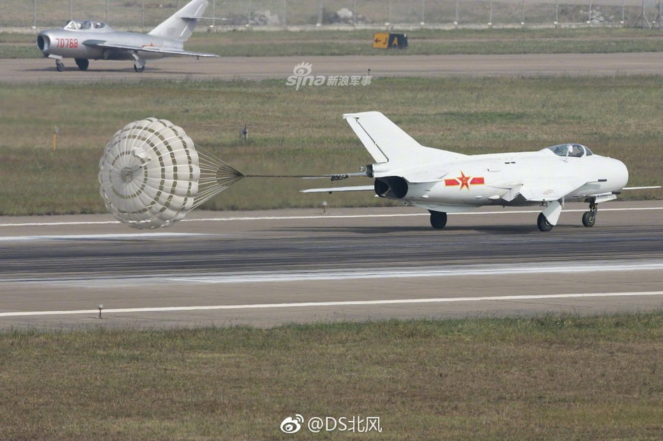 Từ ngay những chiến đấu cơ đầu tiên của Trung Quốc như J-5 hay J-6 được thiết kế dựa trên giấy phép của các loại tiêm kích phản lực MiG-17 và MiG-19 của Liên Xô, việc trang bị dù hãm tốc đã là trang bị bắt buộc của các chiến đấu cơ này. Nguồn ảnh: Sina.