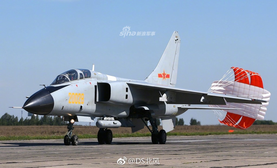 Kiểu dù được sử dụng trên J-8II cũng là kiểu dù hãm tốc được sử dụng trên tiêm kích - bom JH-7 Xian của Không quân Trung Quốc. Nguồn ảnh: Sina.