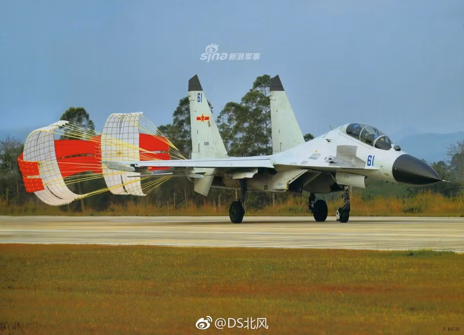 Các phiên bản chiến đấu cơ được Không quân Trung Quốc phát triển từ J-11 bao gồm J-11A, J-11B, J-11BS, J-11BH, J-11BSH, J-15, J-16 và J-11D đều sử dụng hai dù hãm. Nguồn ảnh: Sina.