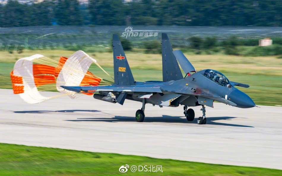 Phiên bản mới nhất của J-11 hiện nay là J-11B với việc cải tiến hệ thống radar điện tử, tương thích với tên lửa hạng nặng không đối không, kiểu dáng động lực học được cải tiến và được trang bị động cơ WS-10A đời mới. Nguồn ảnh: Sina.